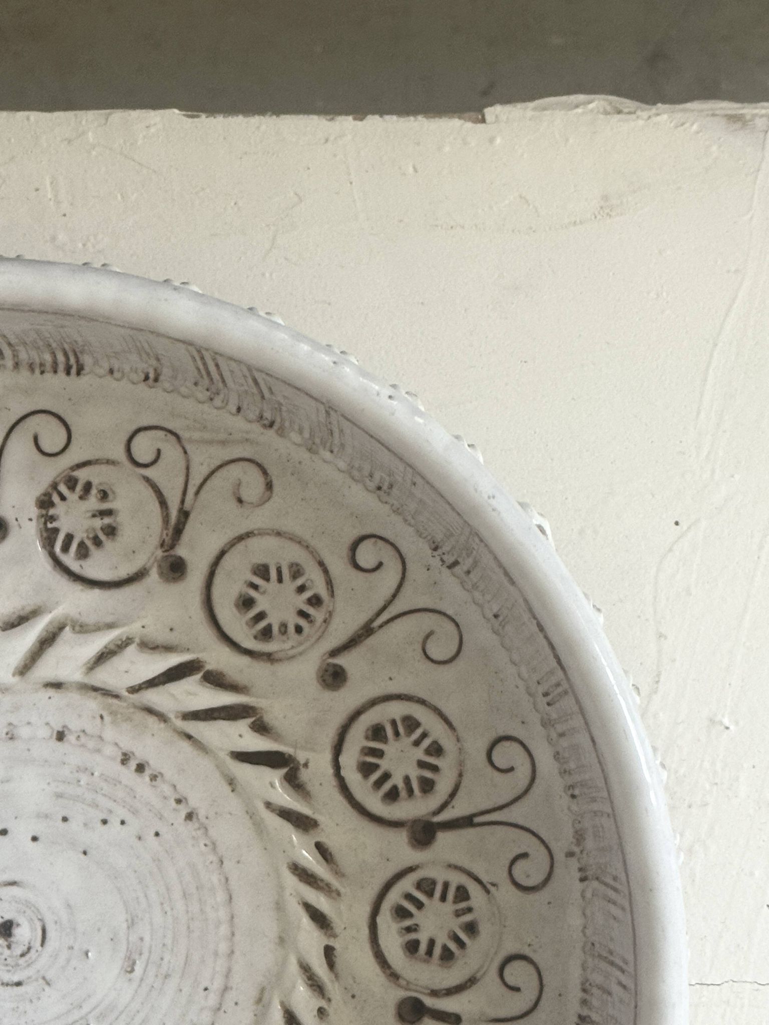 Grand saladier en céramique émaillée blanc à décor incisé