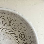 Grand saladier en céramique émaillée blanc à décor incisé