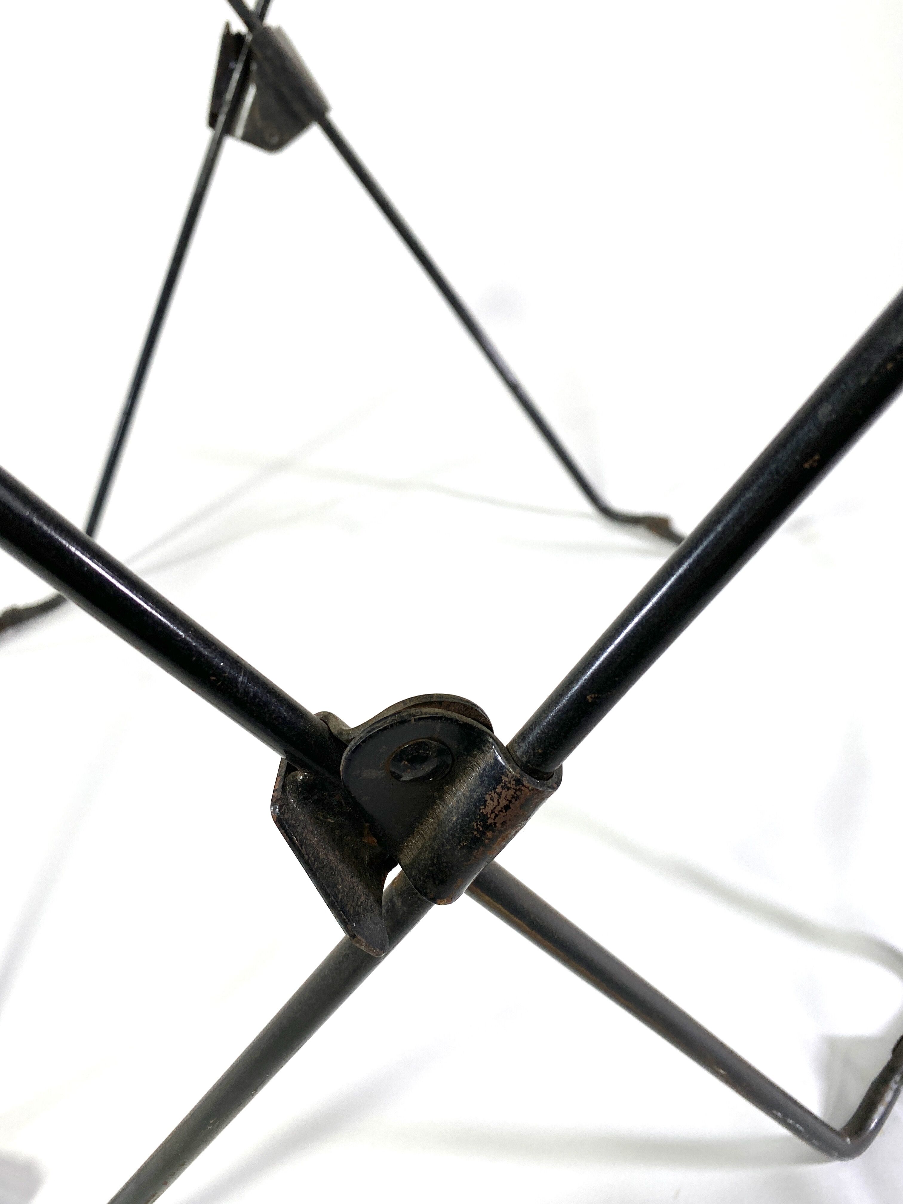 AA oui Butterfly chair by Jorge Hardoy Ferrari Pliable.