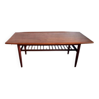 Danish coffee table from the 60s in teak with shelf with bars.