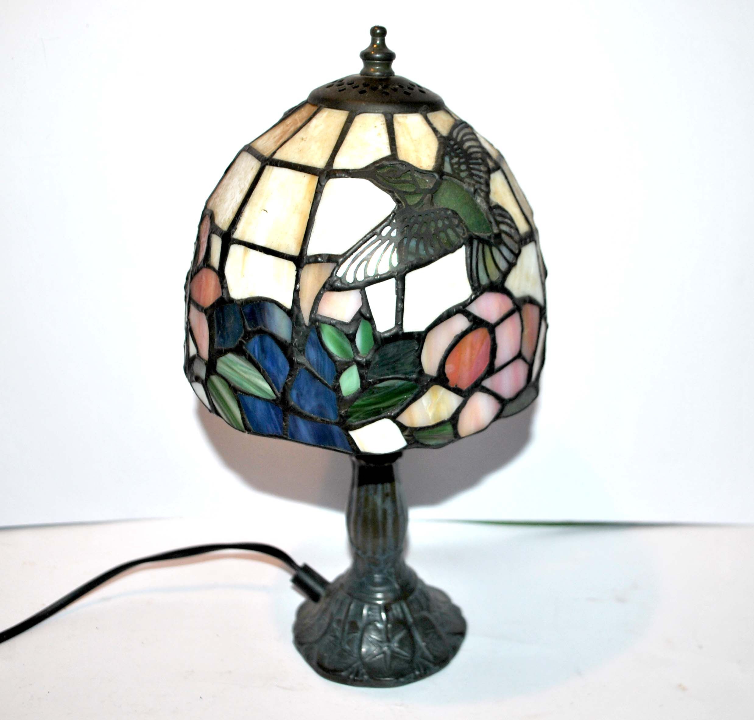 Vintage "hummingbird bird" tiffany style table lamp in stained glass paste window - late 20th century.