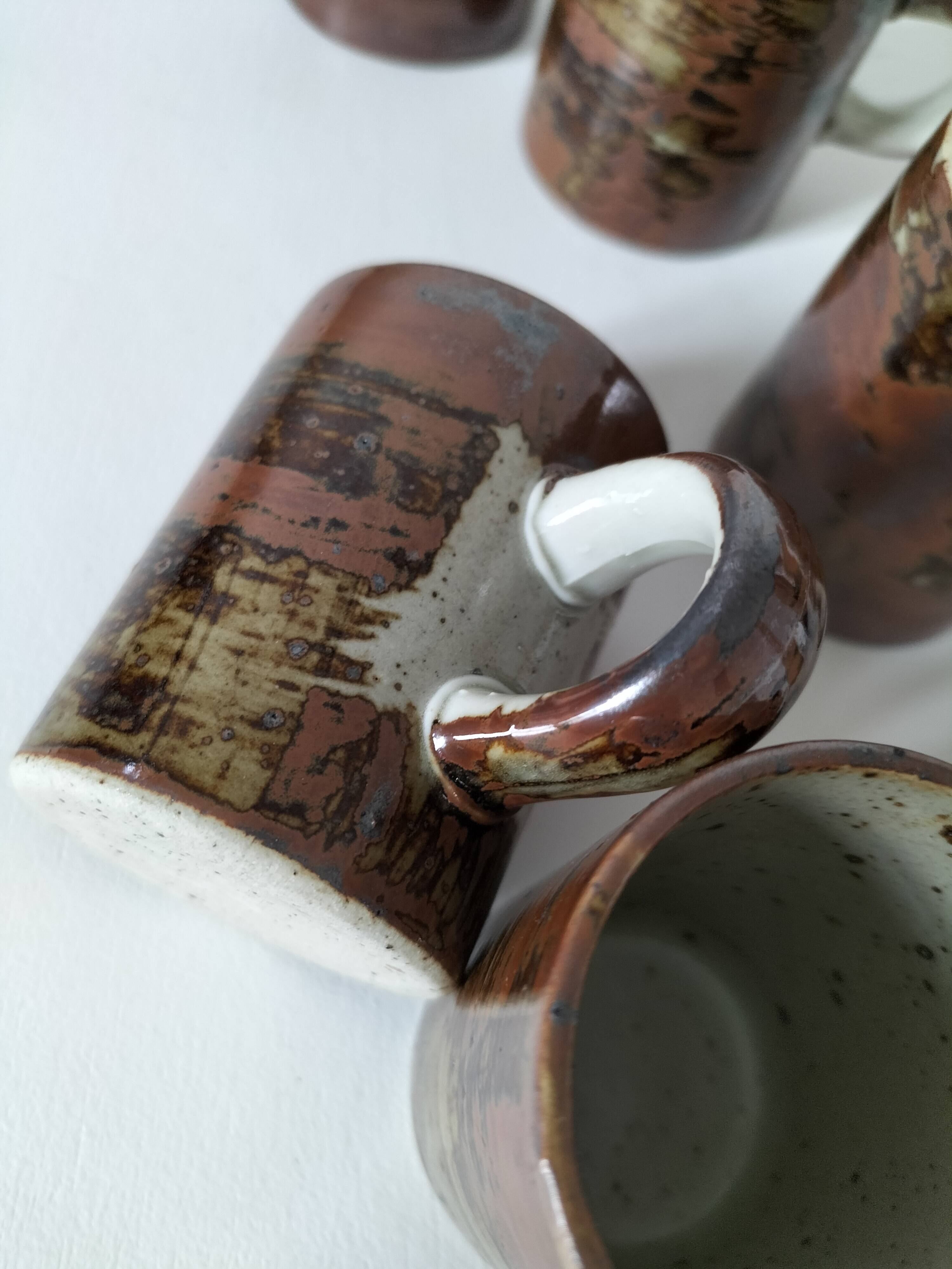 6 tasses en grès moucheté et décor émaillé