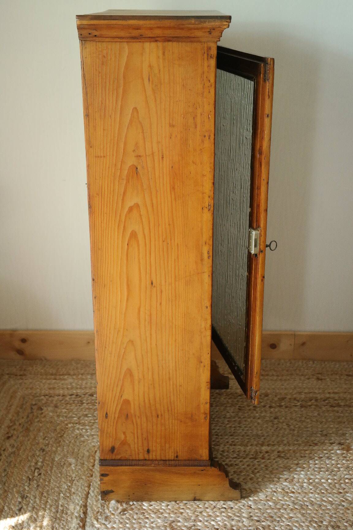 Low country window from the early 20th century