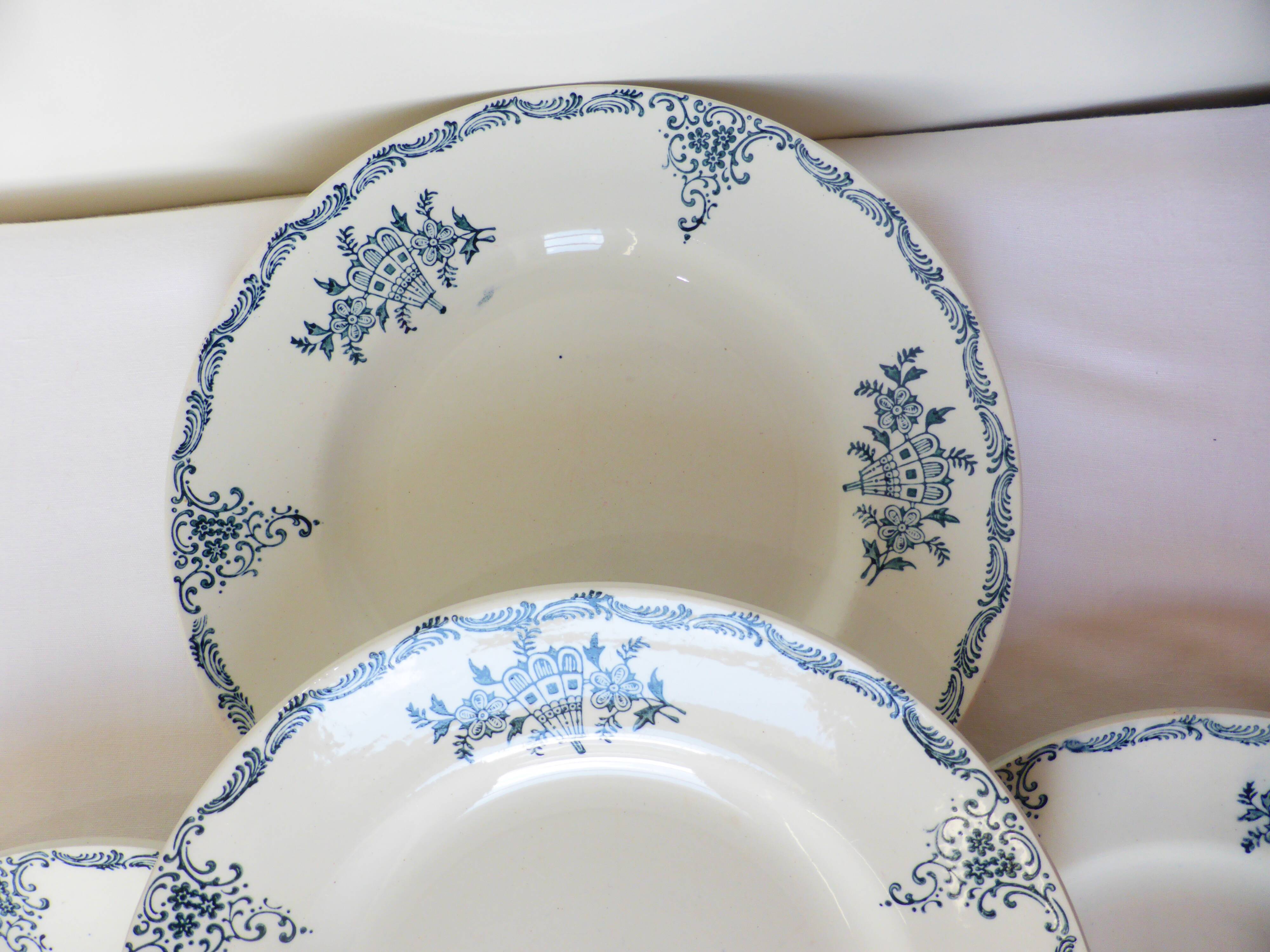 4 assiettes plates en terre de fer de St Amand