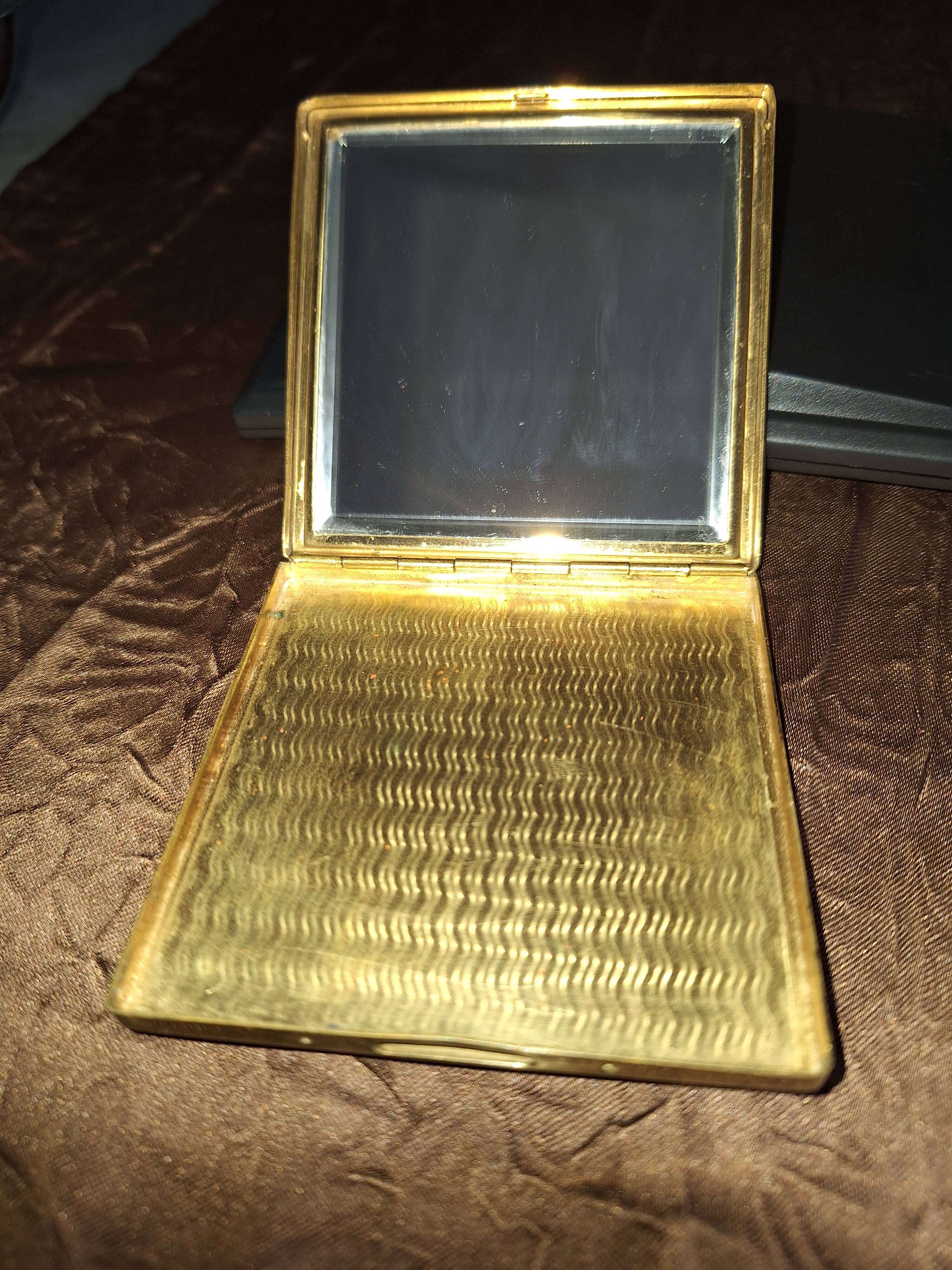 Poudrier vintage avec miroir doré