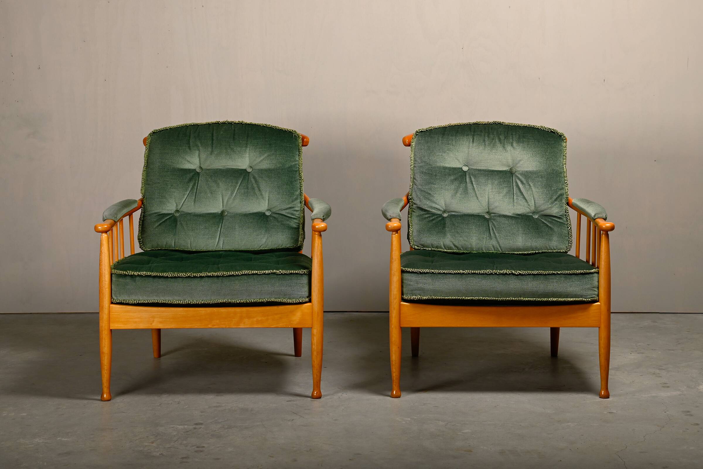 Fauteuils Skrindan en hêtre et velours vert, par Kerstin Hörlin-Homquist, Suède
