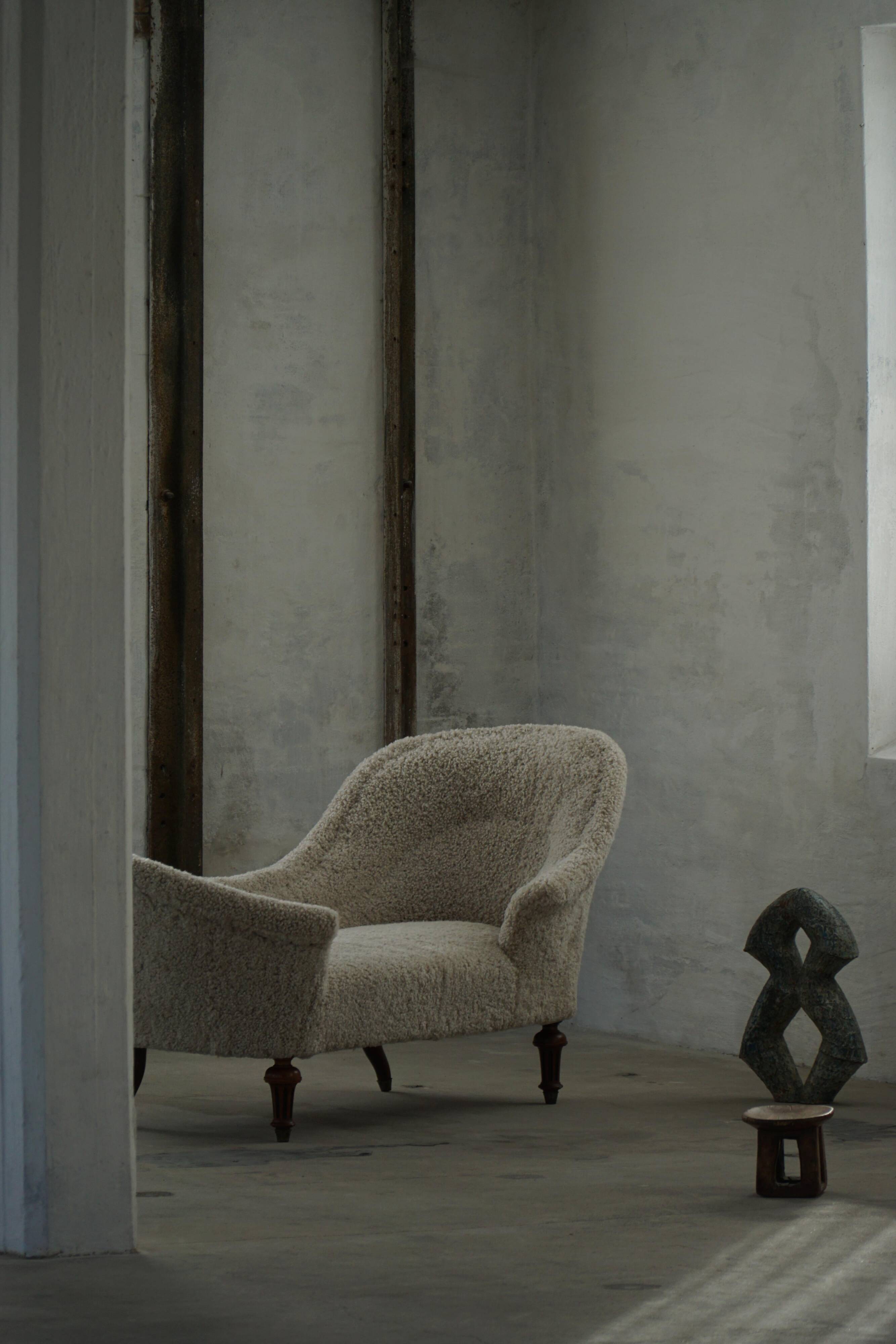 Antique Danish sculptural chaise longue from the 19th century, reupholstered in lambswool.