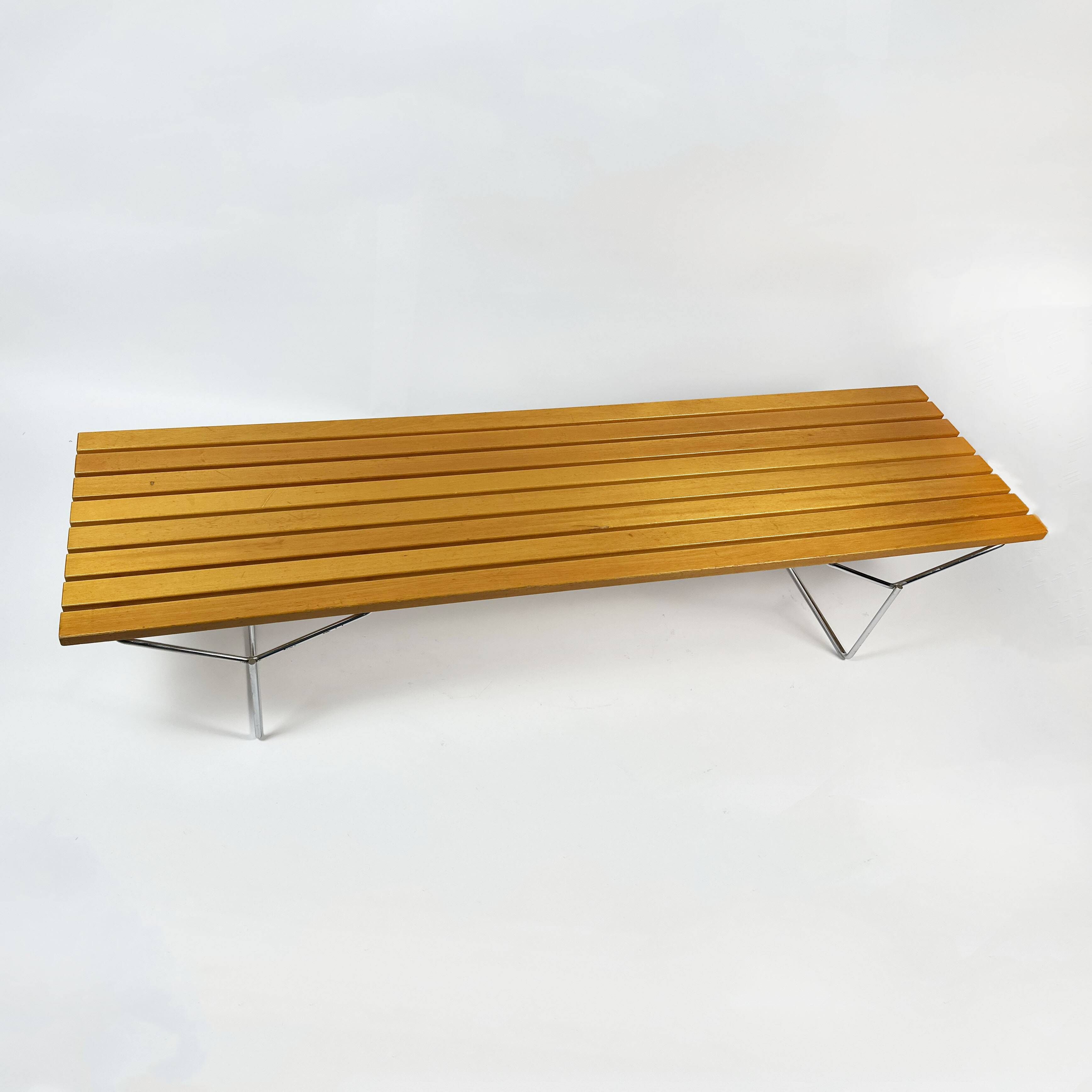 Banc Harry Bertoia pour Knoll en métal chromé et lattes en bois massif, années 60