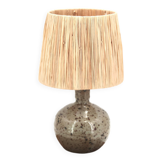 Lampe boule en céramique grès de Guy Baudat, abat jour raphia, années 70