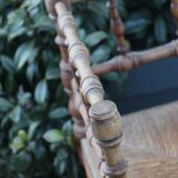 Chaise d’angle ancienne en bois façon bambou assise en paille