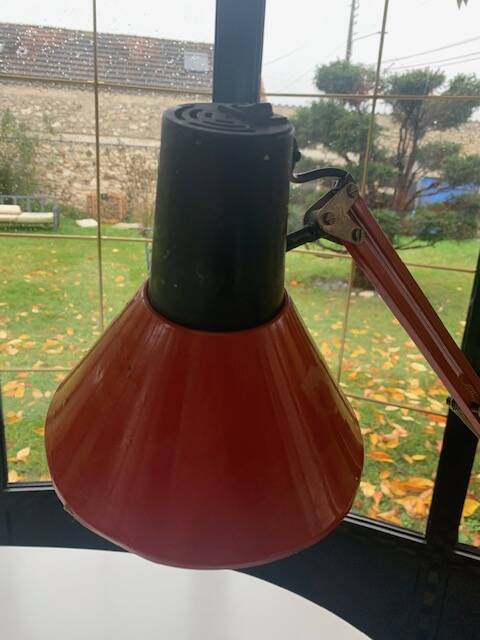 Architect's lamp in burgundy red metal, adjustable and articulated vintage