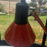 Architect's lamp in burgundy red metal, adjustable and articulated vintage
