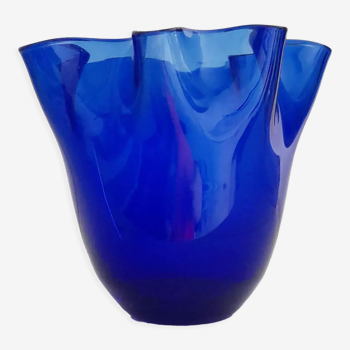Vase mouchoir en verre bleu