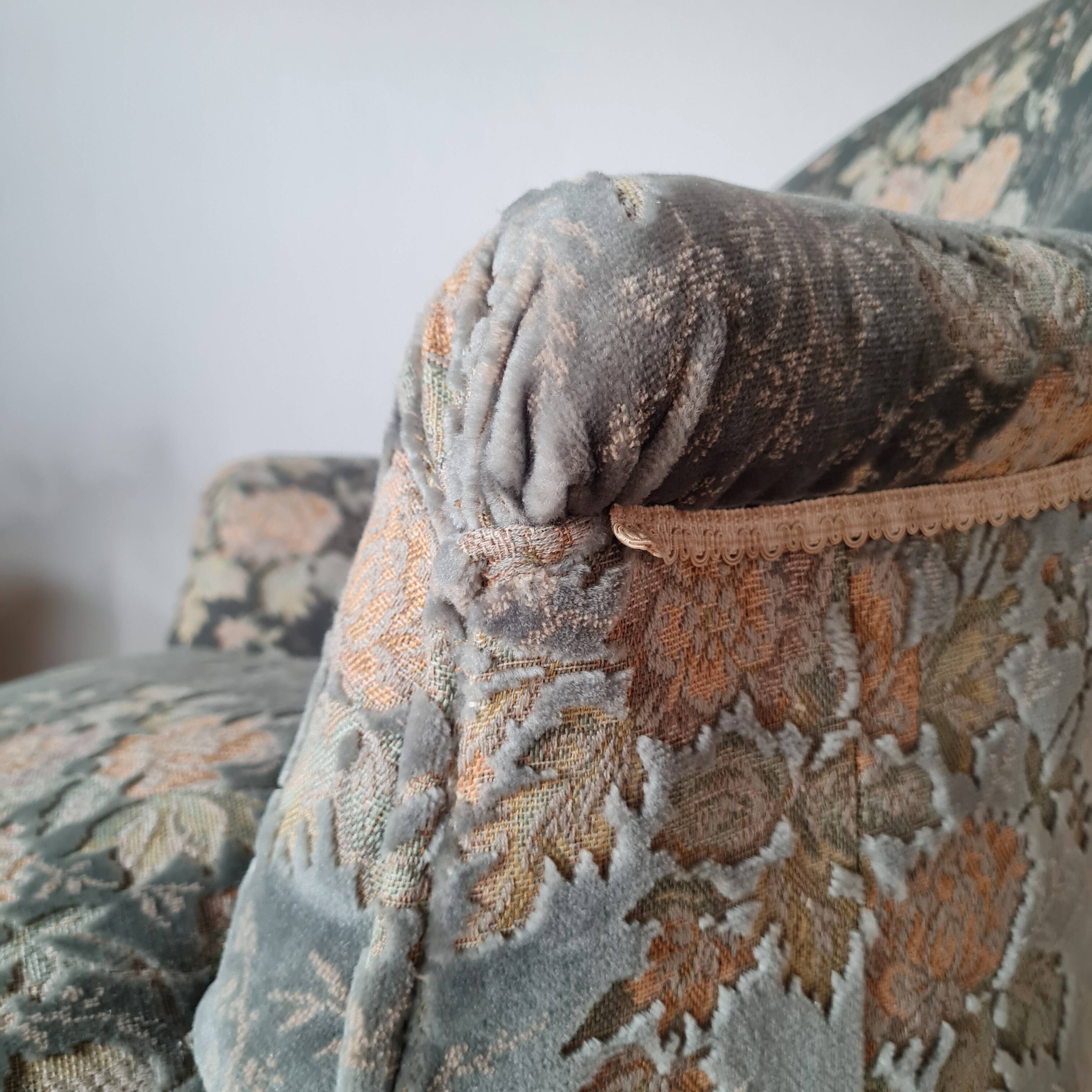 Fauteuil crapaud ancien velours fleuri avec franges