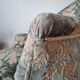 Fauteuil crapaud ancien velours fleuri avec franges