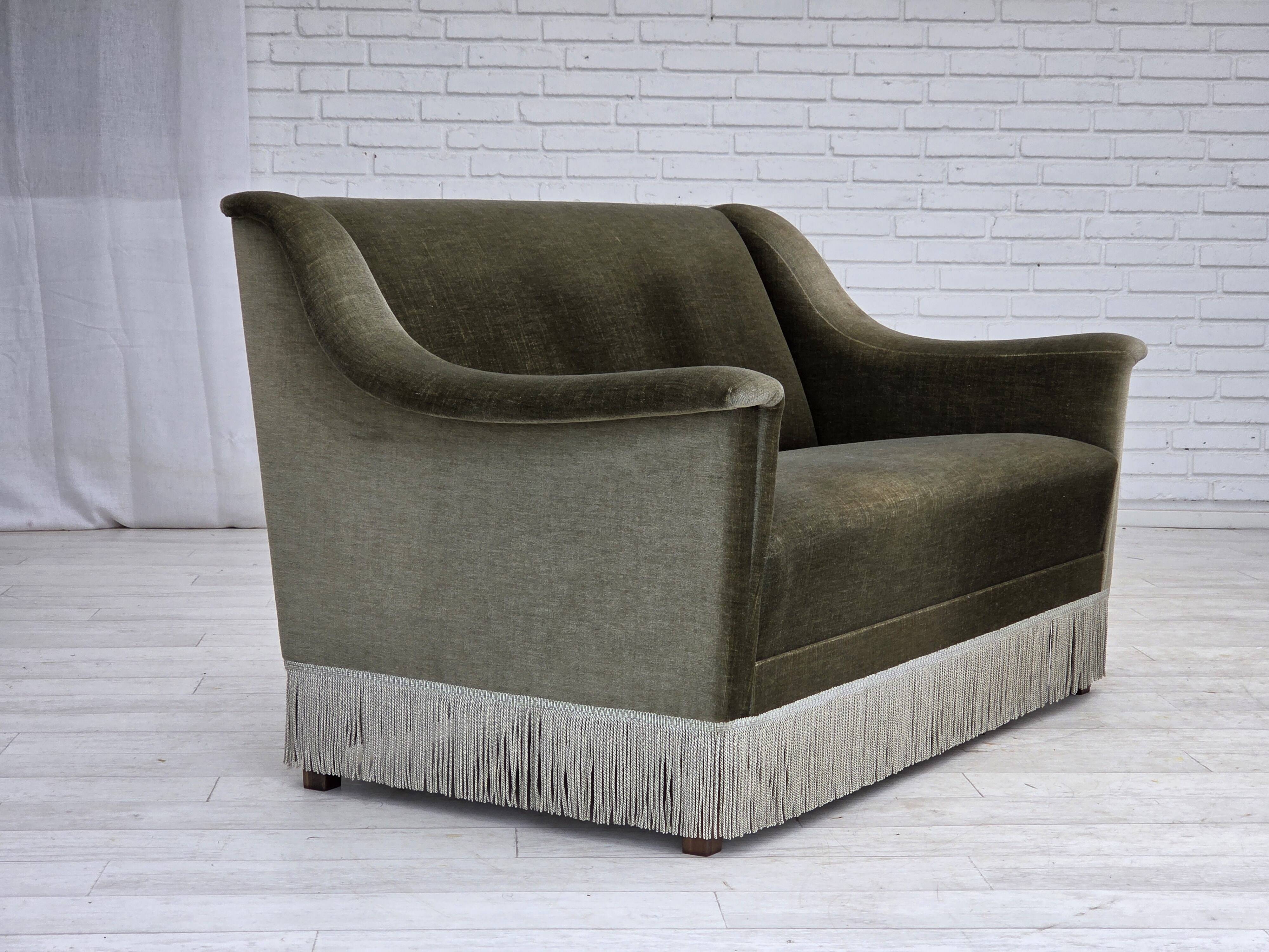 Canapé 2 places danois des années 1970, velours vert, bois de hêtre.