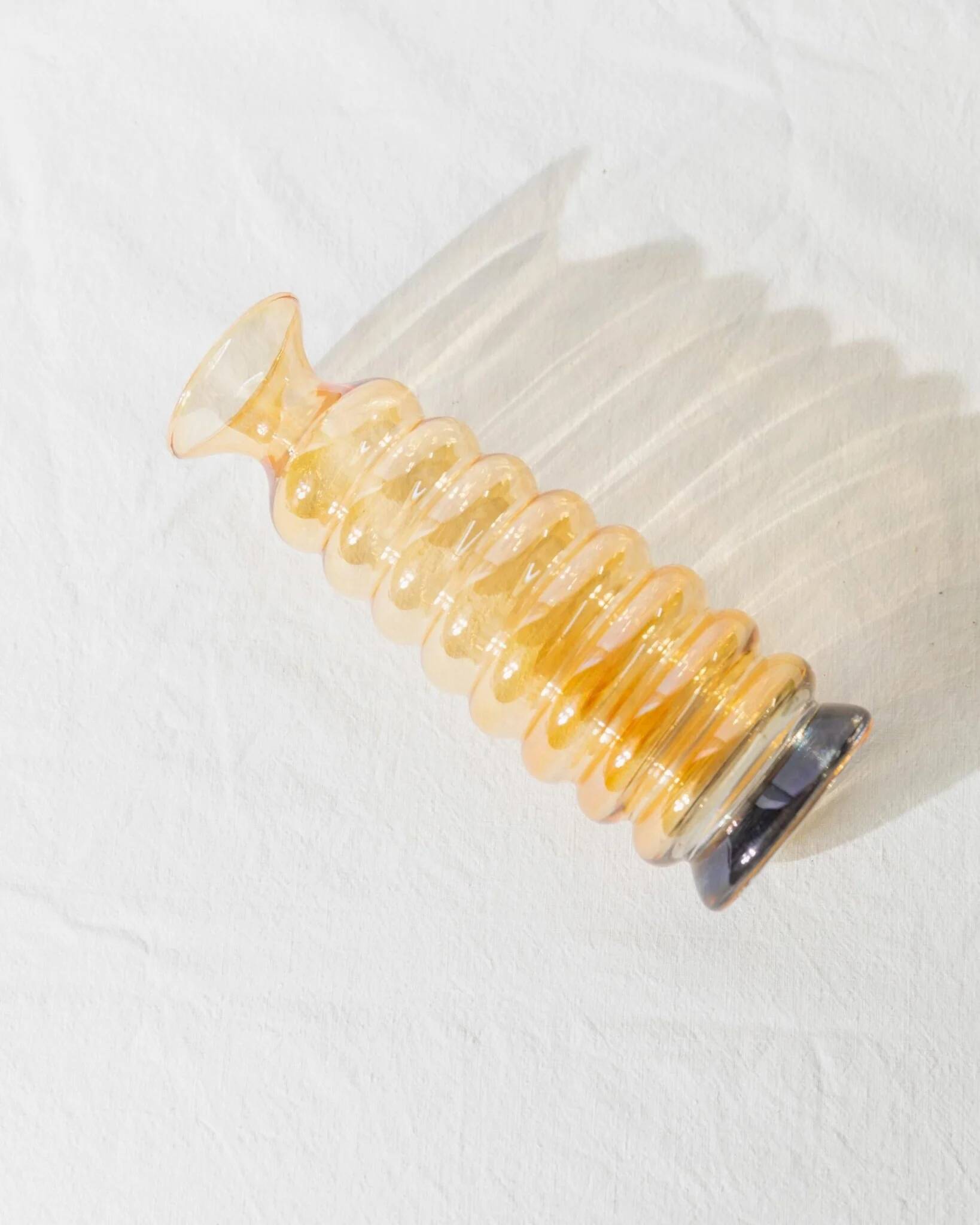 Vase en verre de Murano vintage en jaune et bleu irisé, forme ondulée en bulles, Italie années 1980.