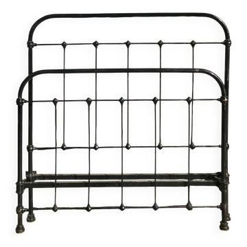 Read a wrought iron bed.