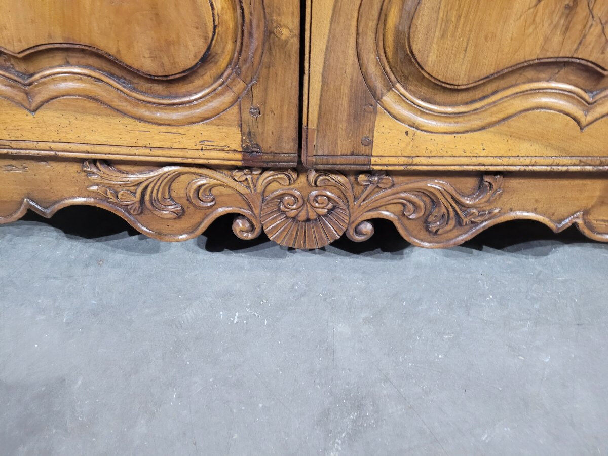 Low walnut buffet from the 18th century.