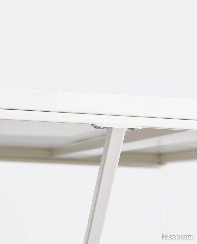 Table métallique blanche