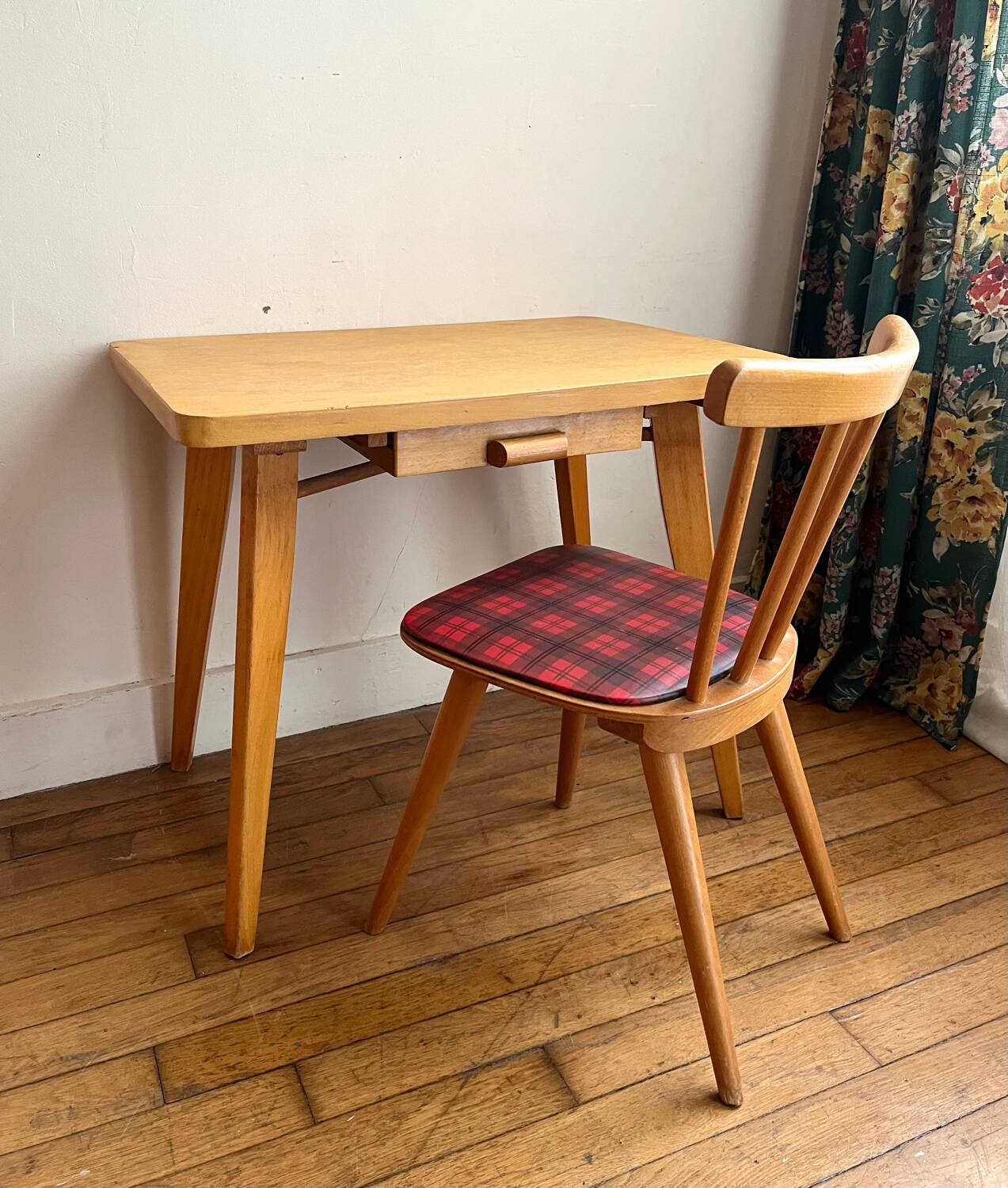 Kindergarten desk and chair set