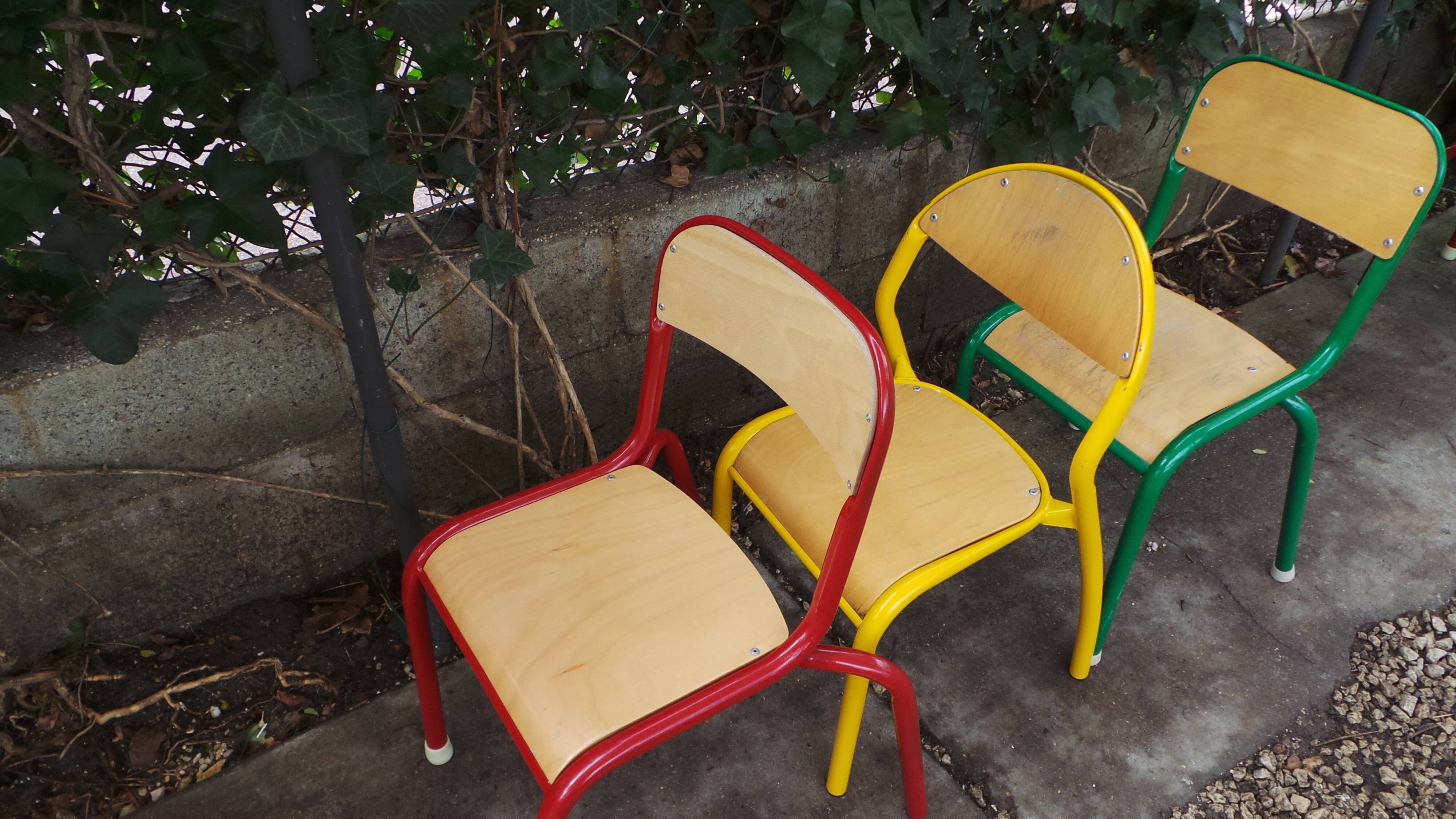 Chaises maternelles vintage