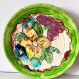 Lot de 5 assiettes en barbotine fleurs Vallauris 1950