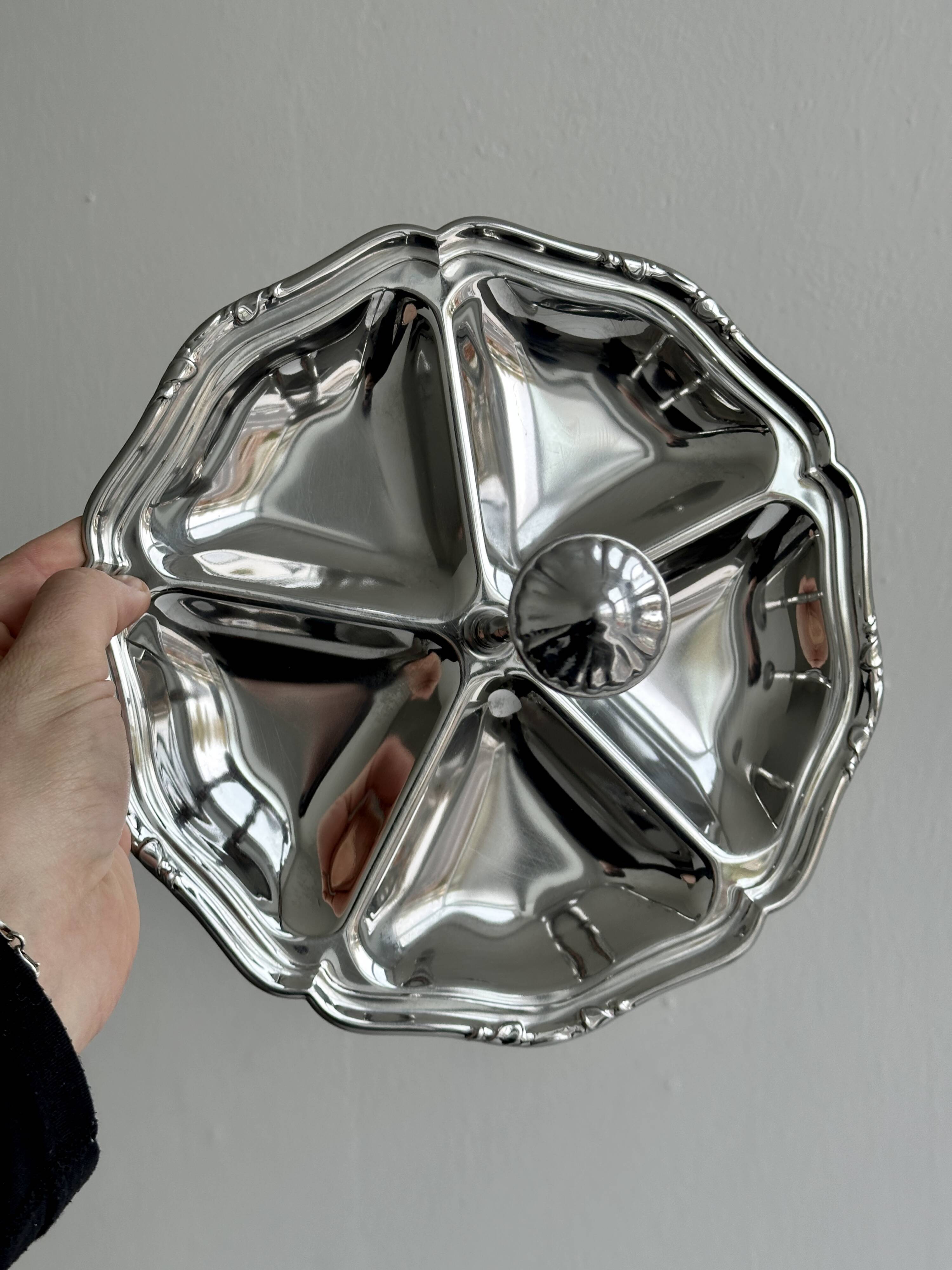 Round compartmented dish in polished stainless steel