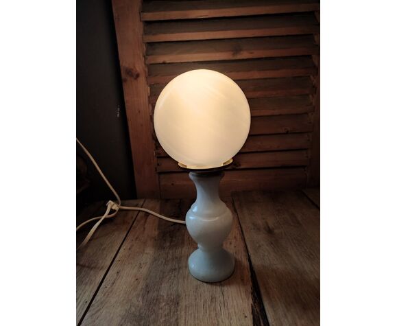 Lampe de bureau chevet originale base marbre blanc globe opaline ancien  vintage | Selency
