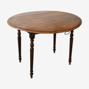 Folding round table in solid wood