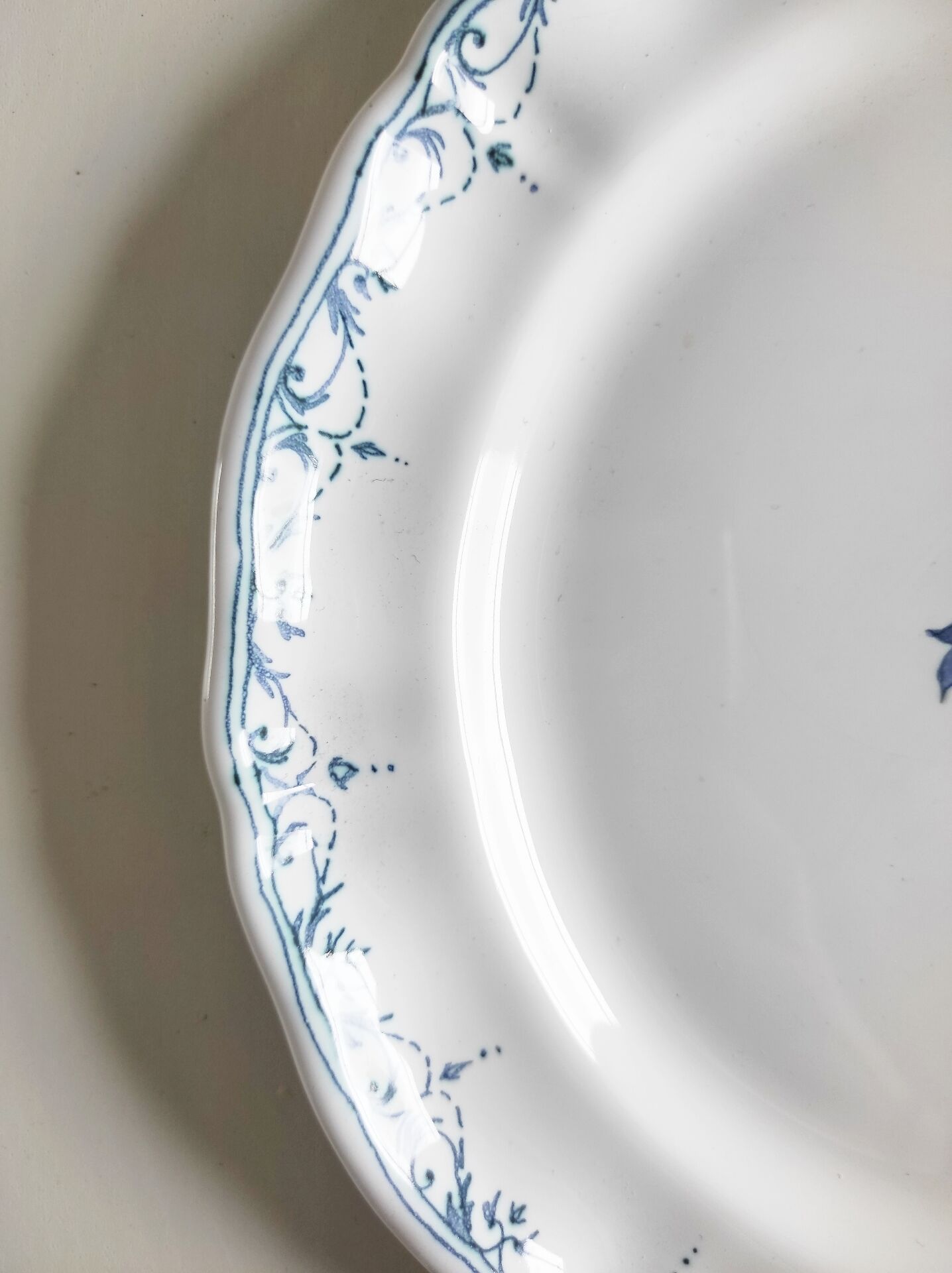 Moustiers earthenware plate with flowers
