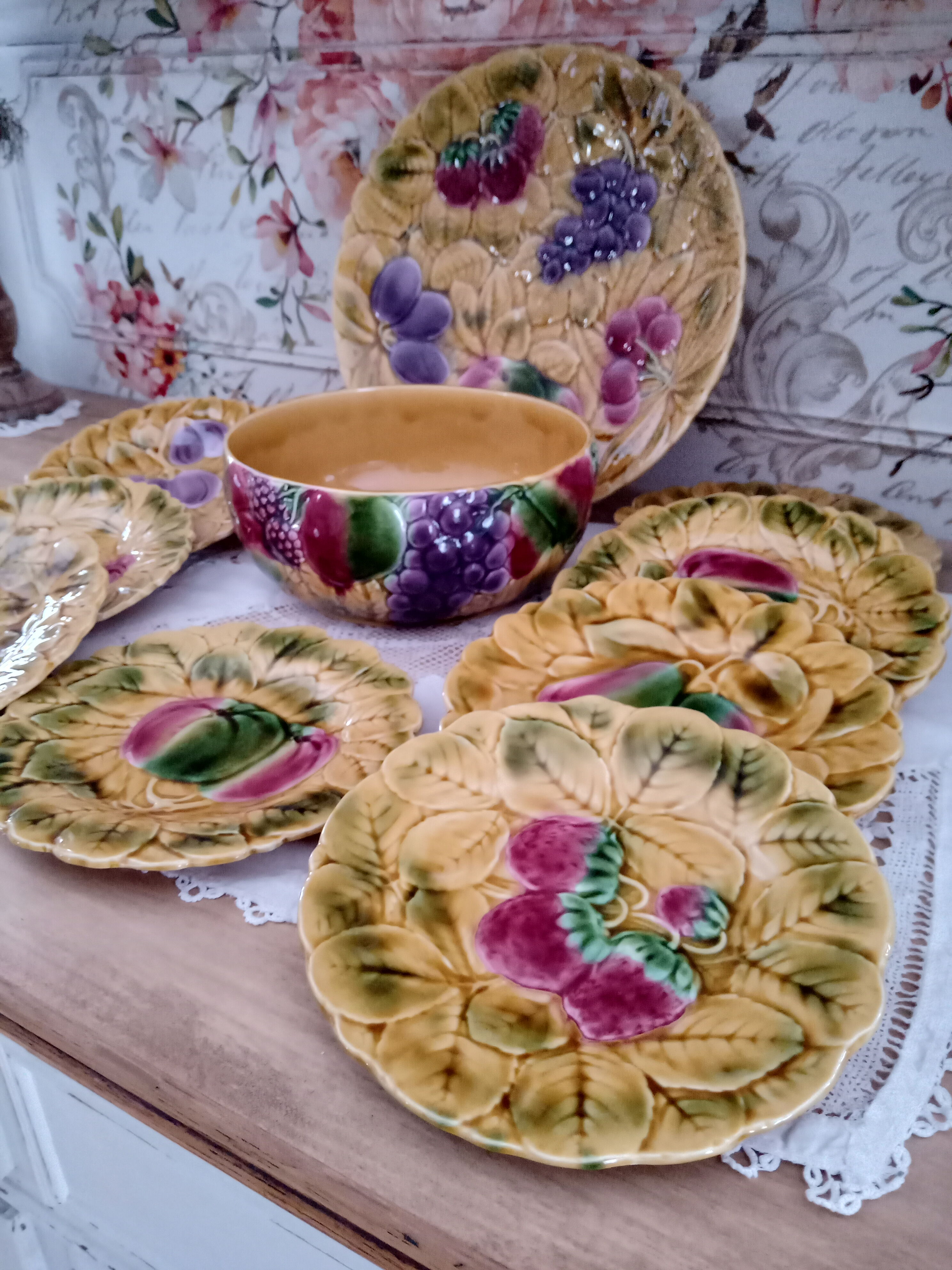 Plat à tarte en barbotine Sarreguemines France décor fruits