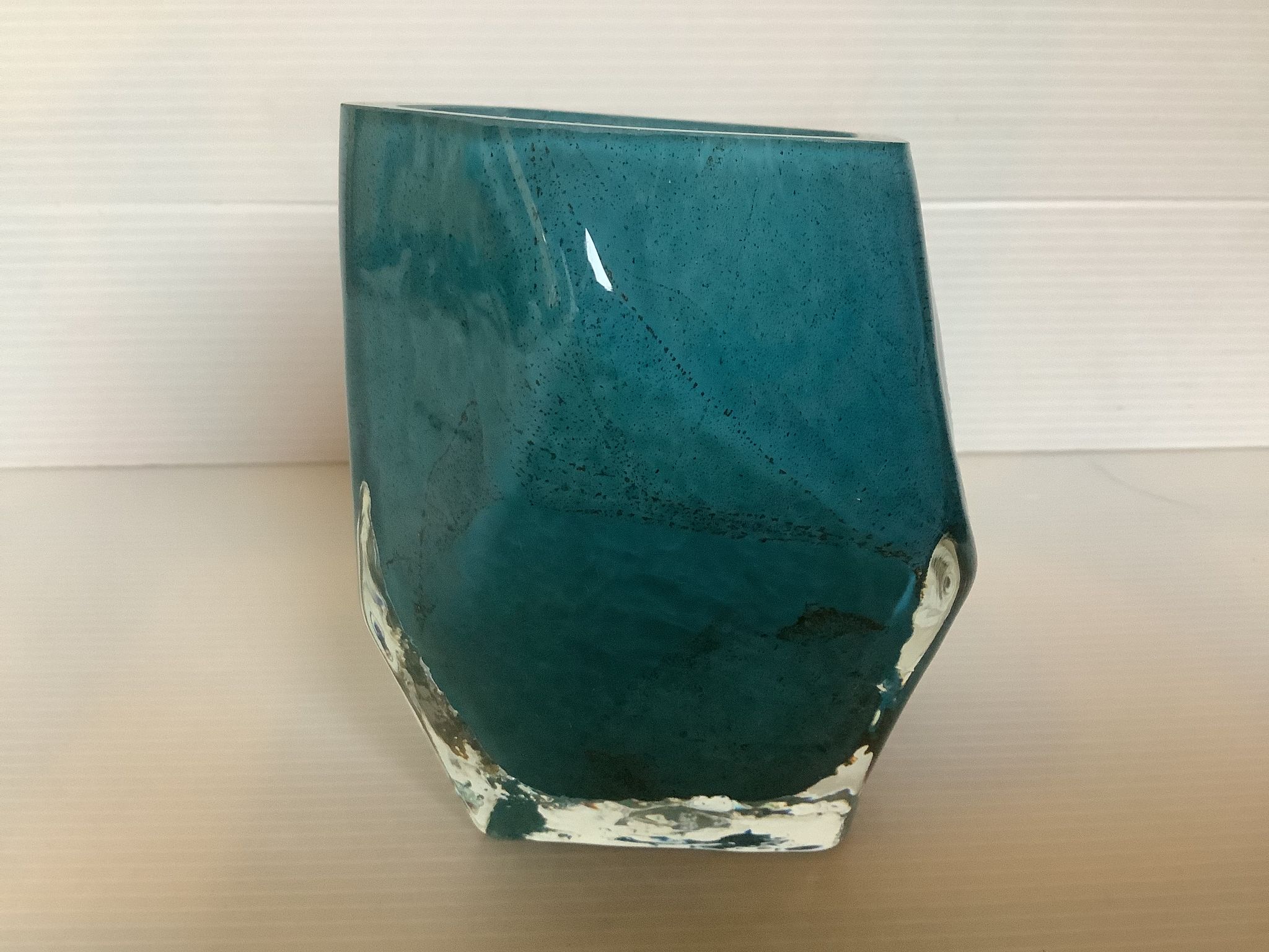Vase Pentagone bleu et doré pâte de verre