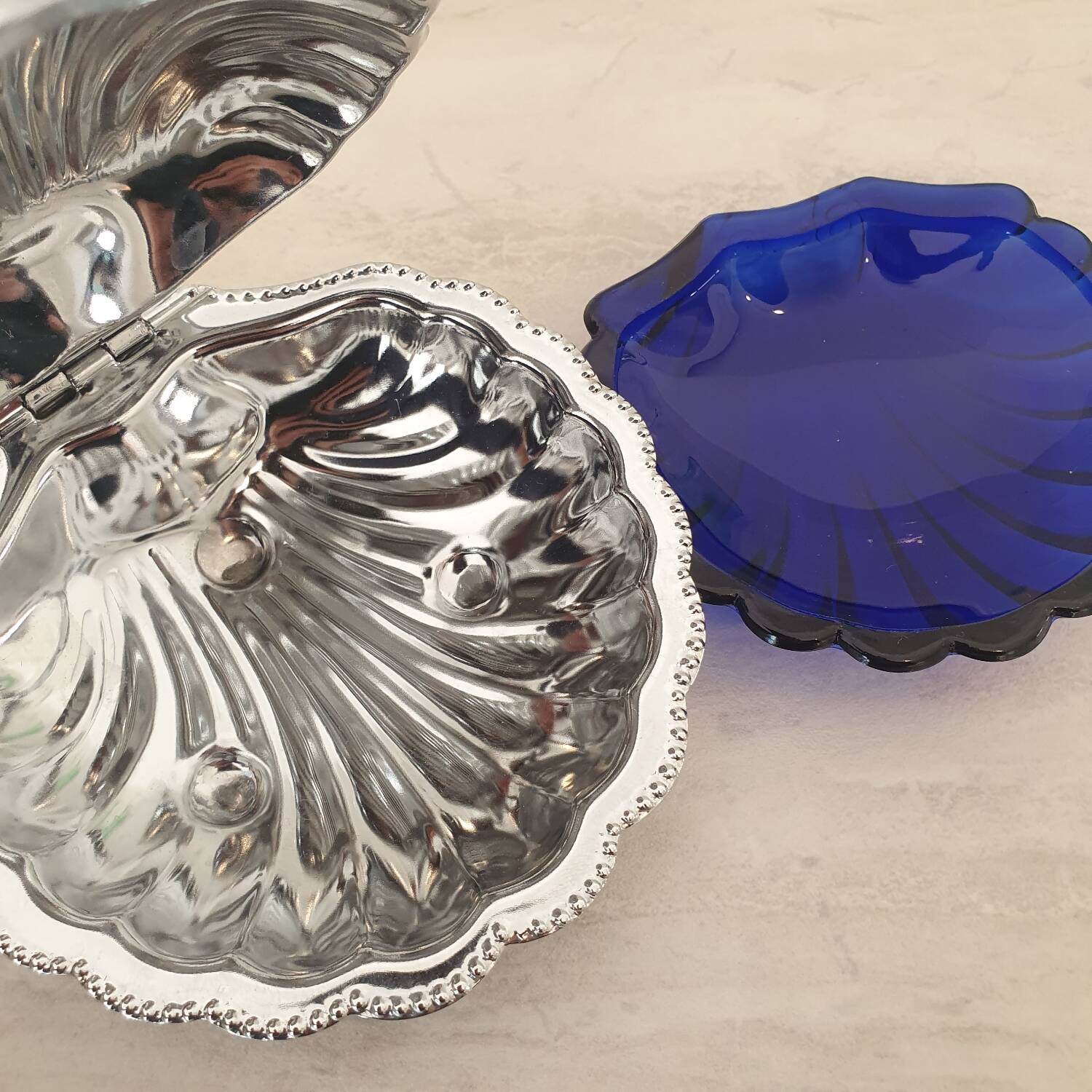 Stainless steel shell-shaped butter dish and its blue bowl