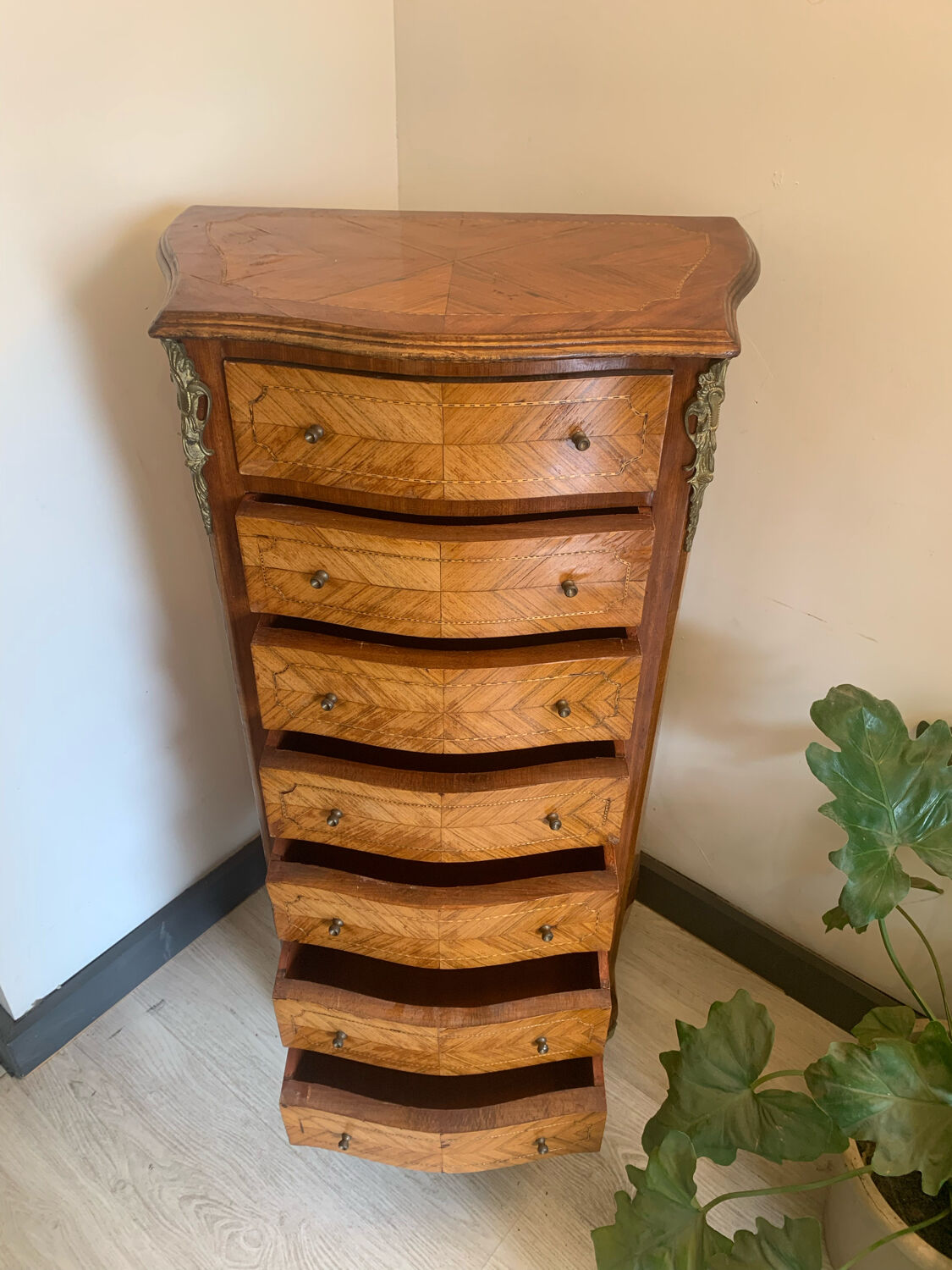 Rosewood weekly and curved marquetry on all three sides