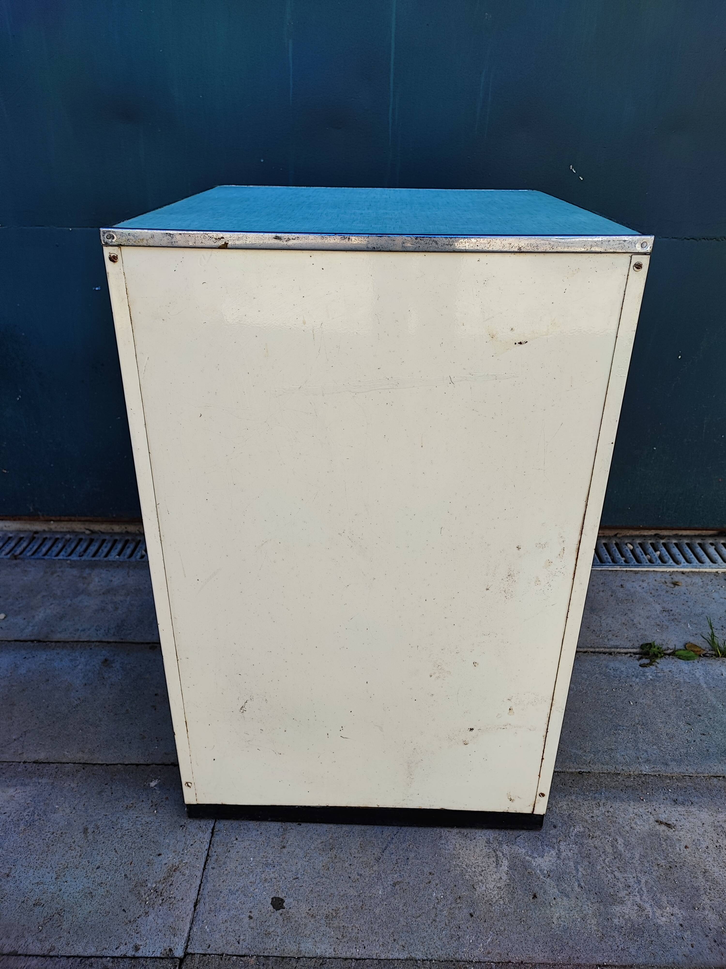Meuble armoire de cuisine métallique