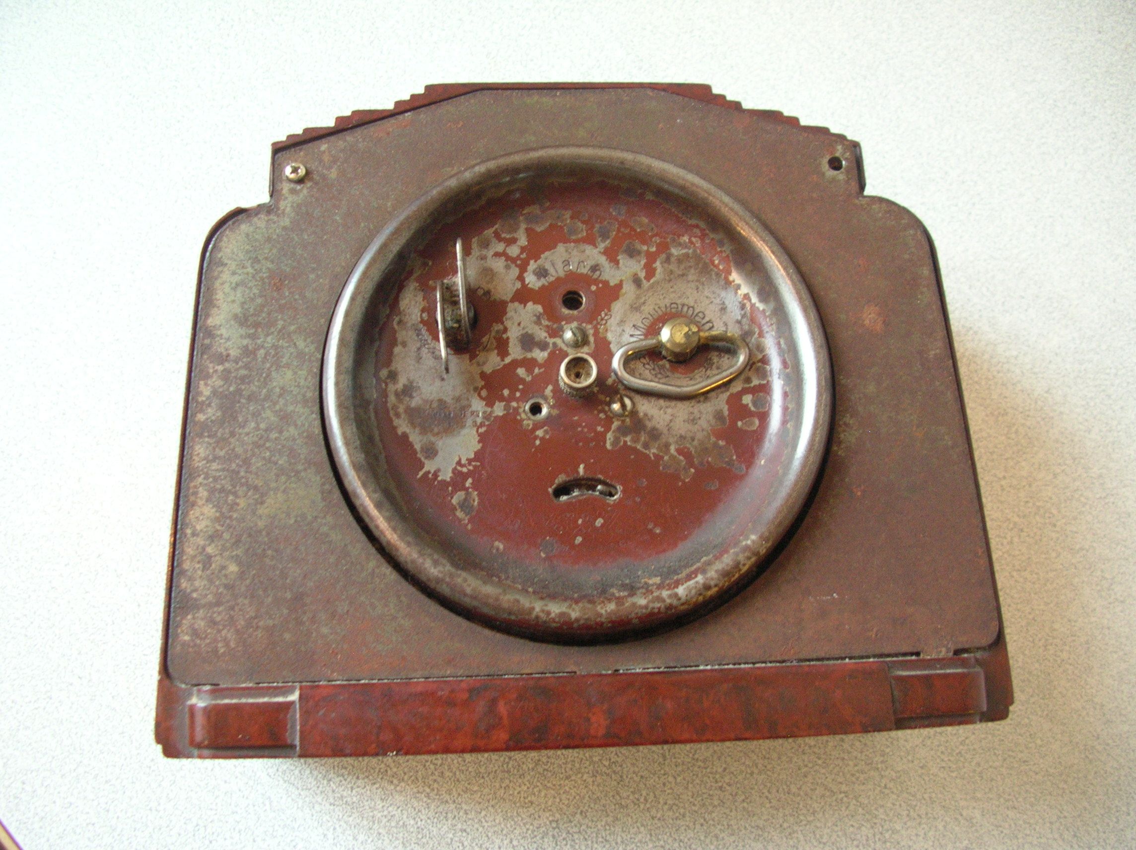 Broche Vintage Ski Des Années 1930 - En Bakélite Et Métal Nickelé - Thème Montagne - Fabriquée En France