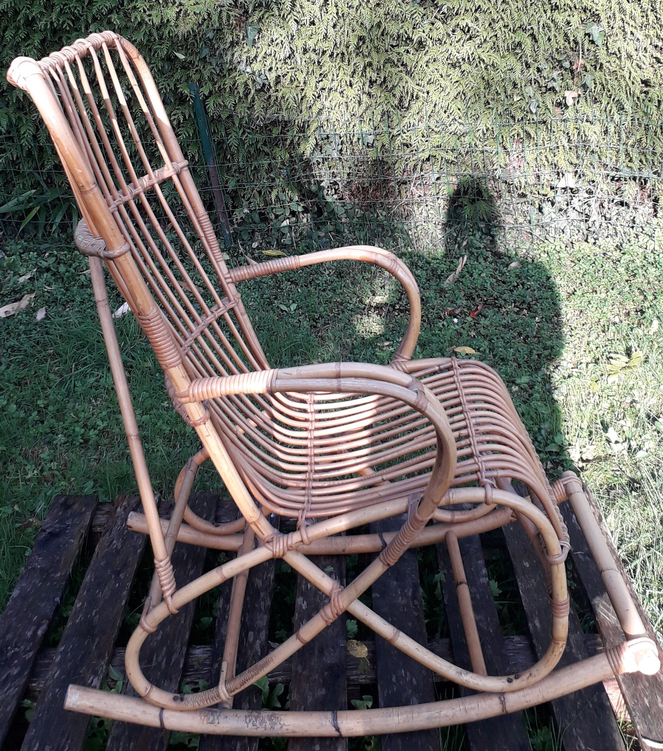 Rocking-chair in vintage rattan 1960