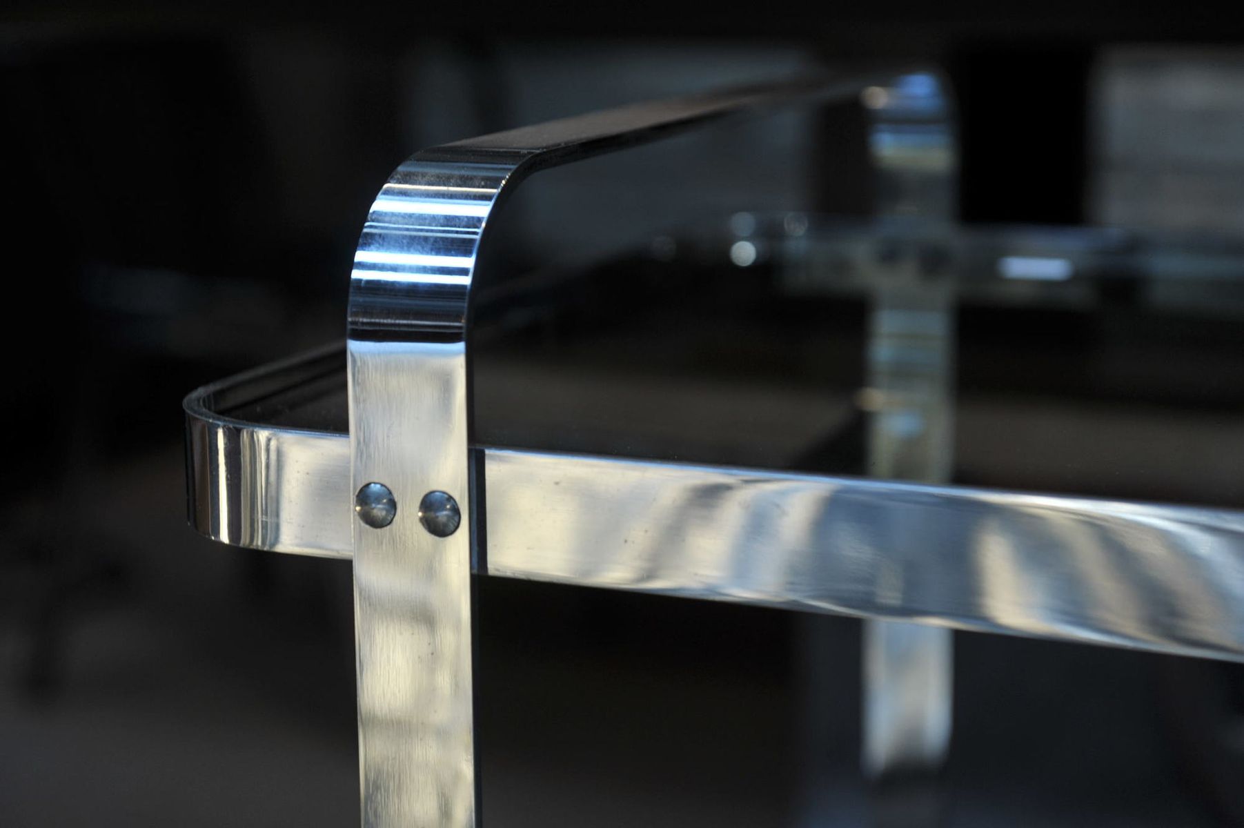 Service bar trolley in chrome metal and 1970s glass