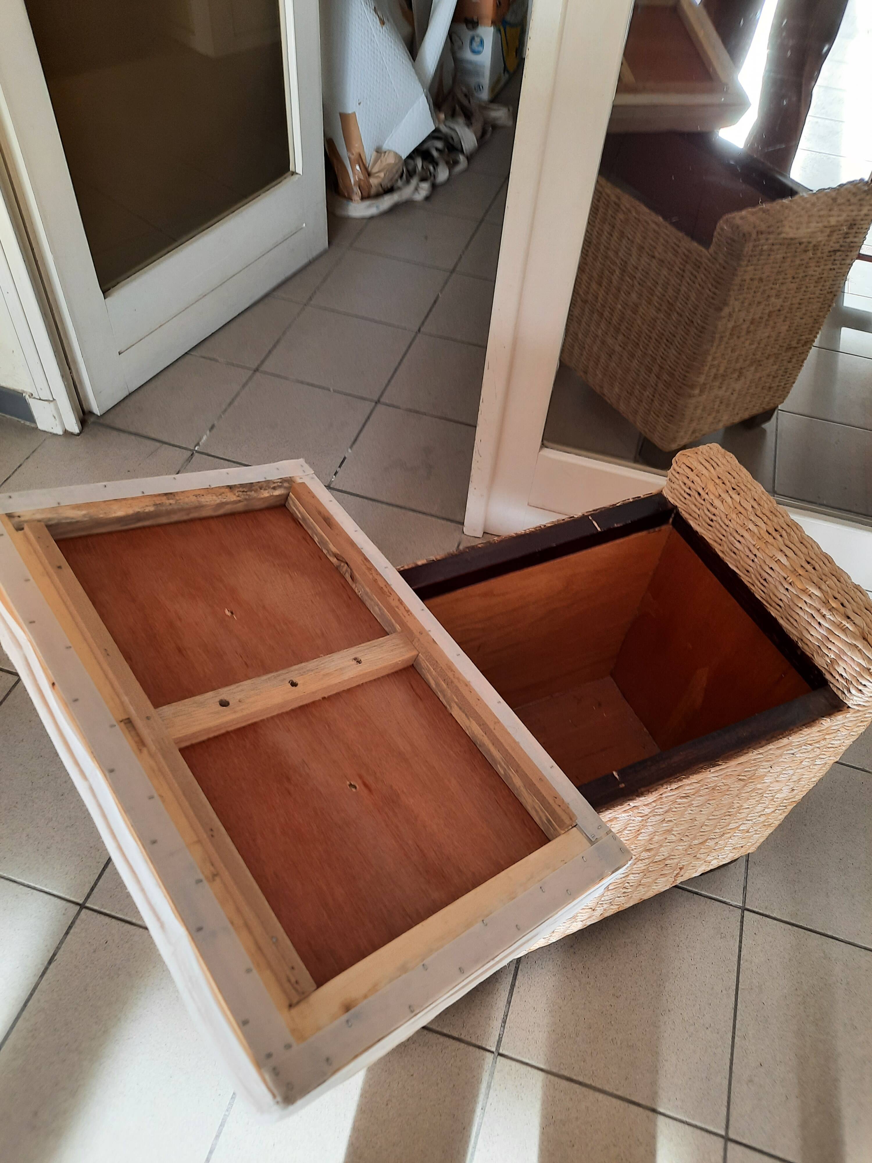 Pouf, coffre en rotin et bois