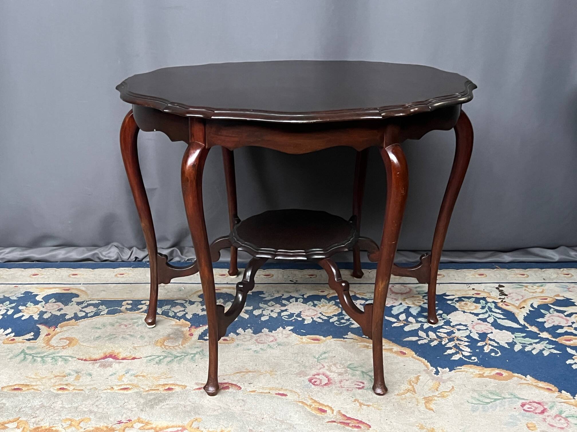 Victorian style coffee table. Mahogany. England. 19th century.