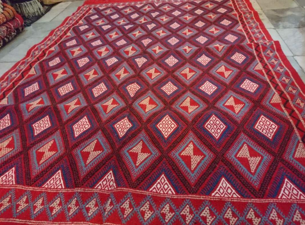 Red mergoum carpets woven by hand 172x240cm