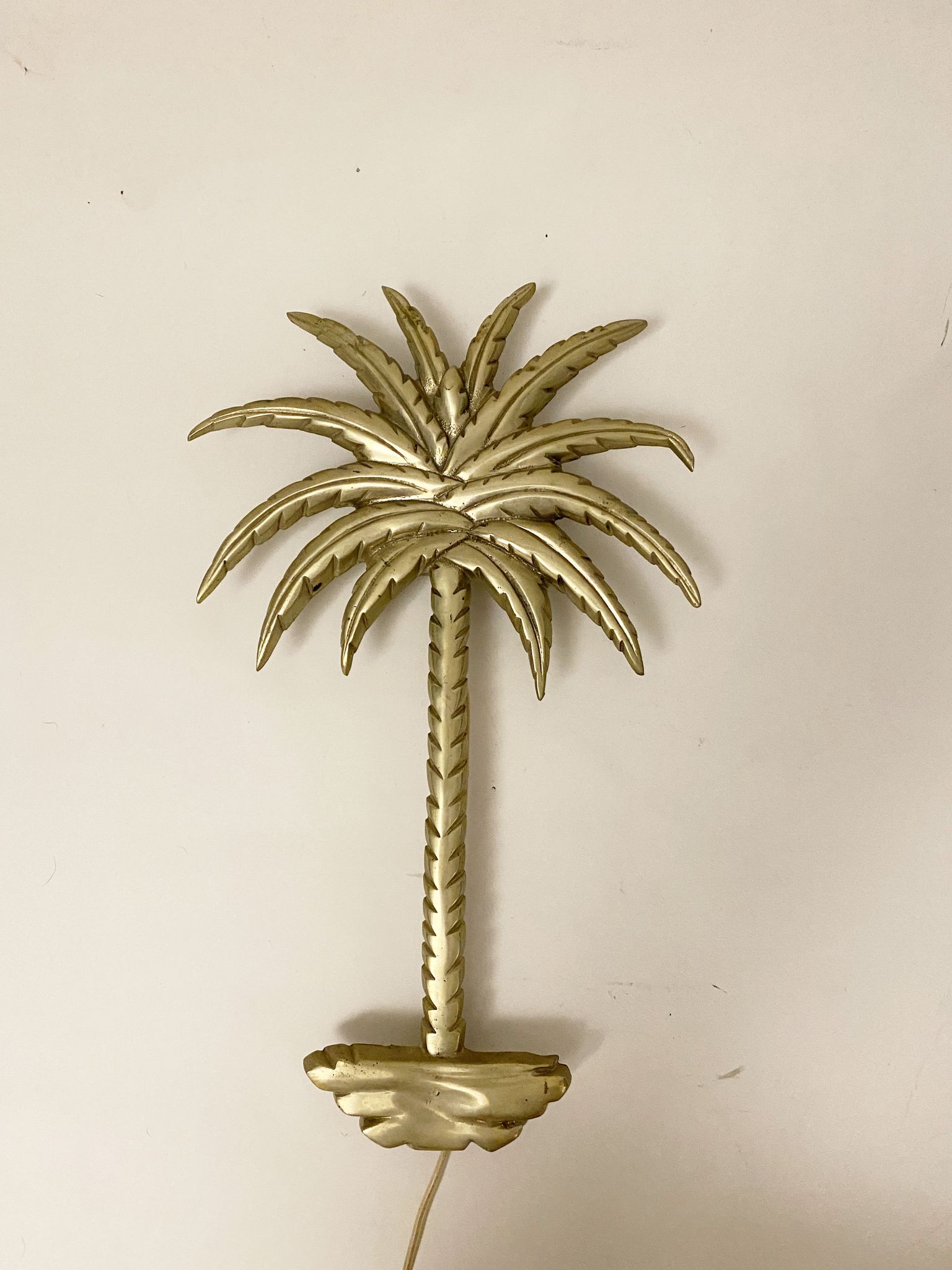 Hollywood Regency wall lamp in palm shape, in gold alloy brass type, from the 60s 70s.