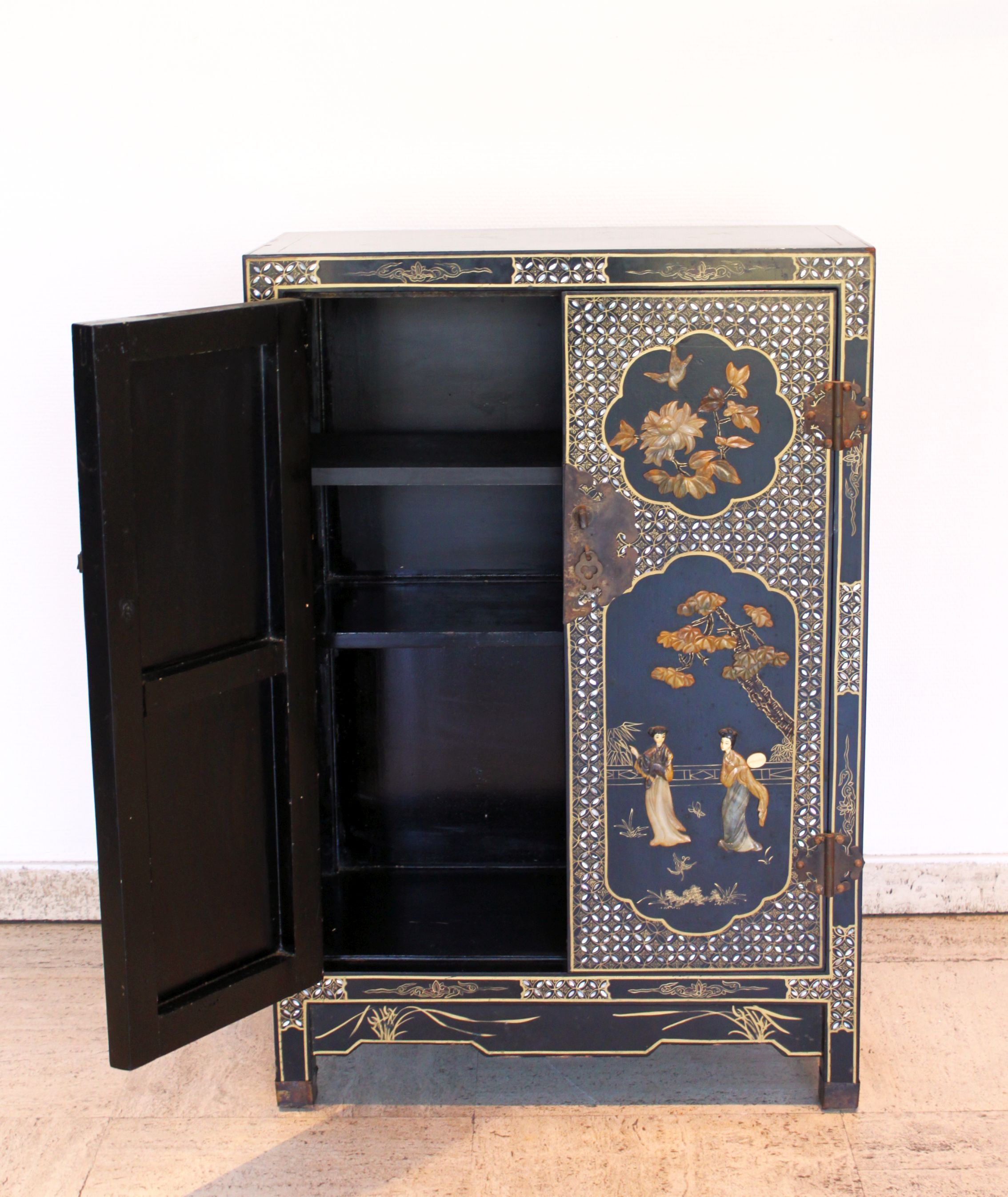 Commode chinoise en bois et nacre, milieu XXème