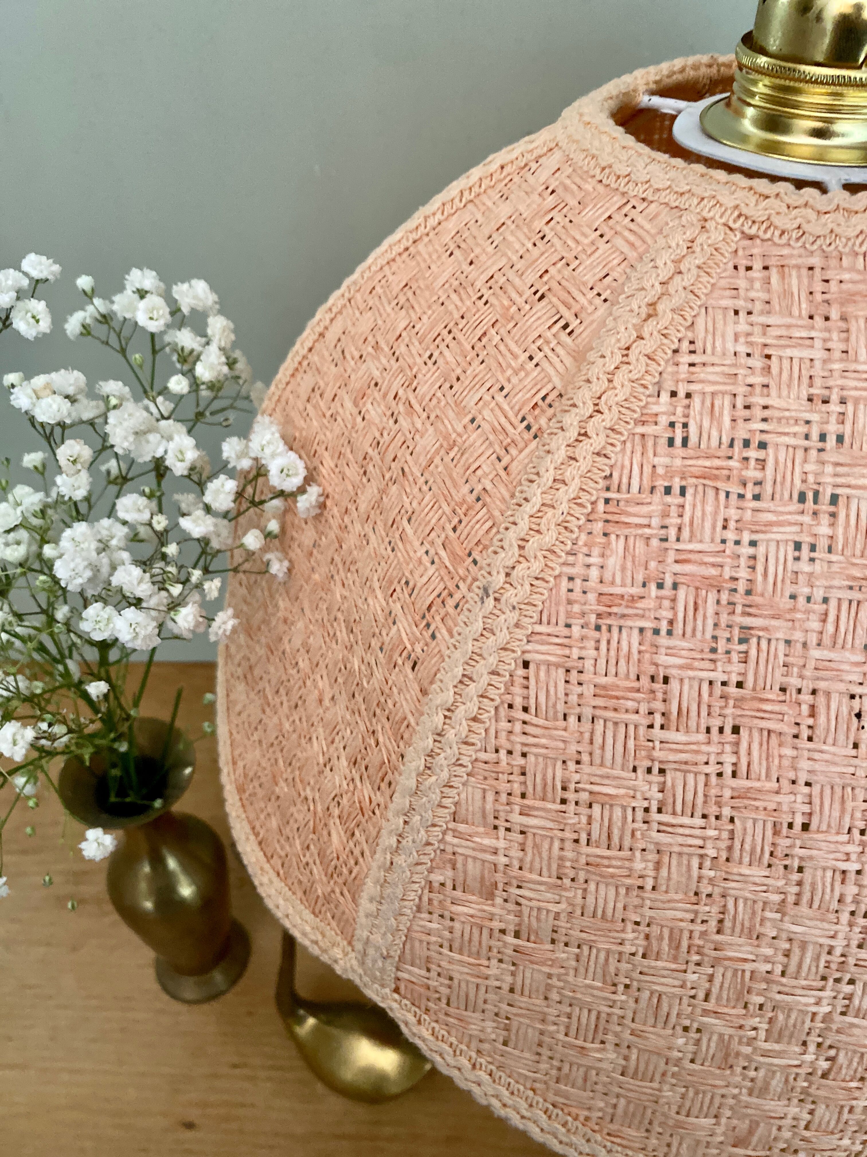 Suspension abat-jour vintage en matière naturelle rose