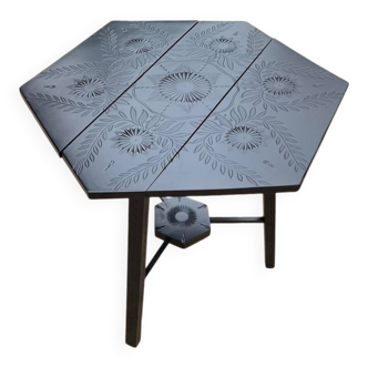 Hexagonal side table in black painted wood, engraved floral decoration, 1920s vintage style.