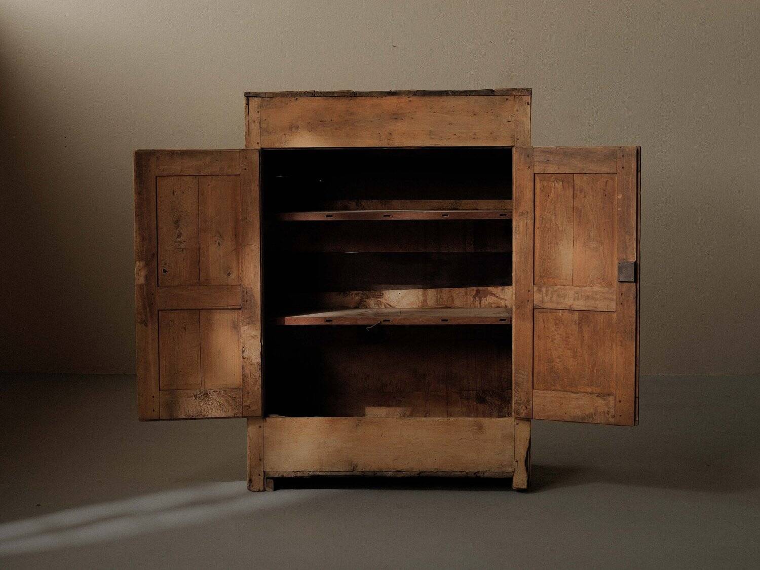 Petit meuble paysan en bois massif, vers 1900
