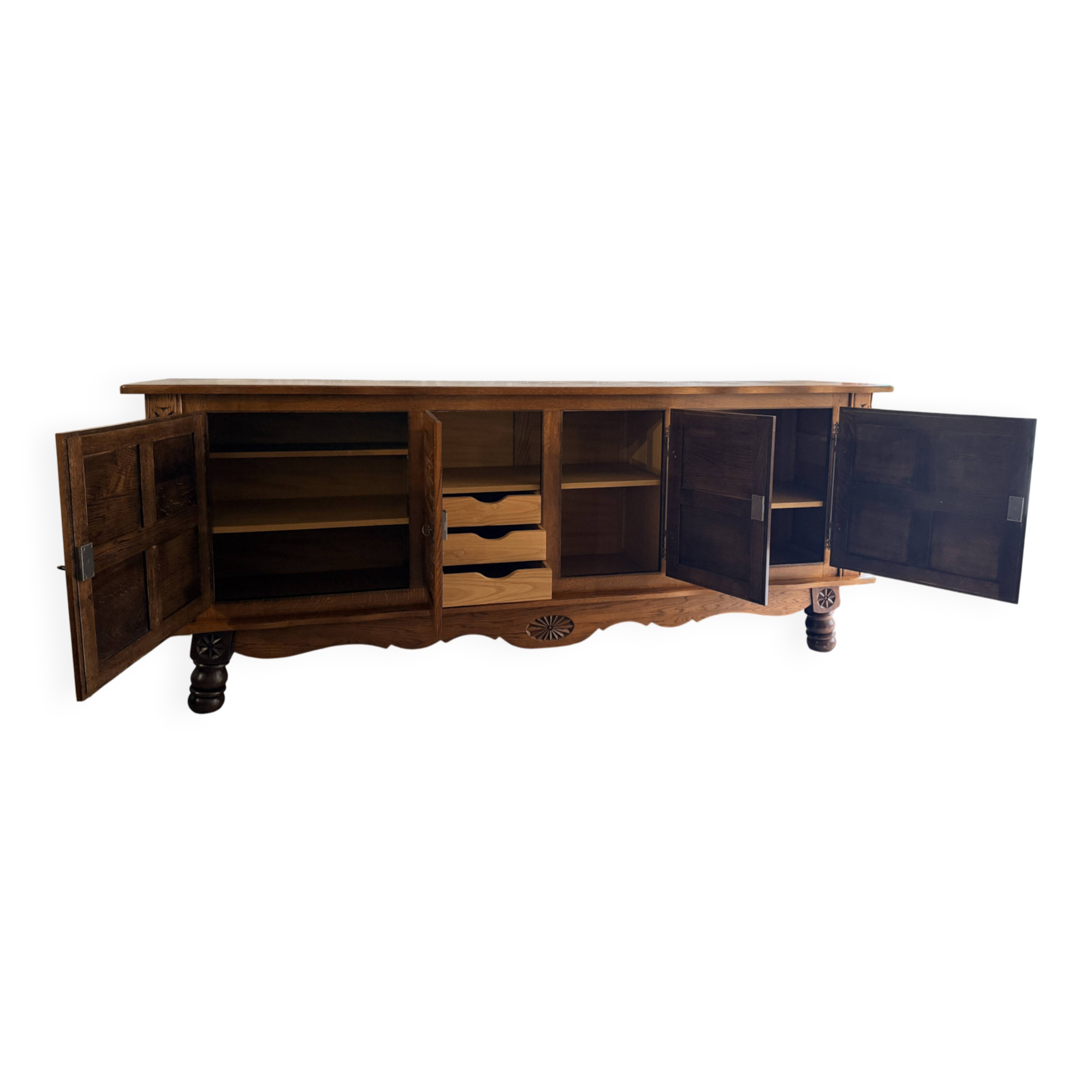 XXL buffet in carved oak