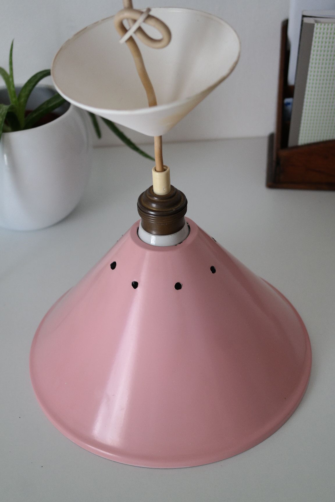 Suspension tôle emaillée rose vintage