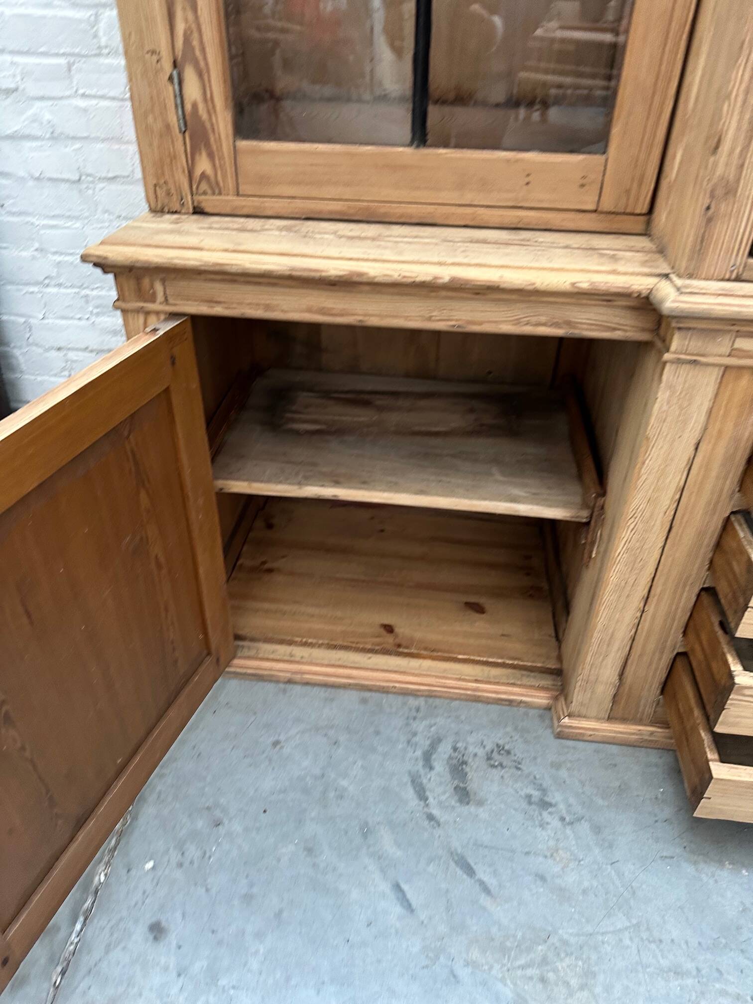 Masterful exhibition showcase from the early 20th century